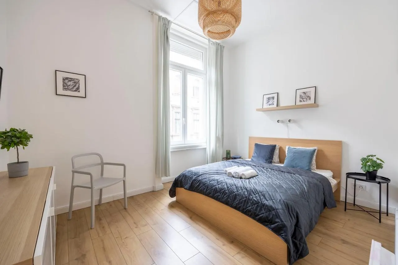 Central Grand Apartment With 5Bedrm 2Bathroom location