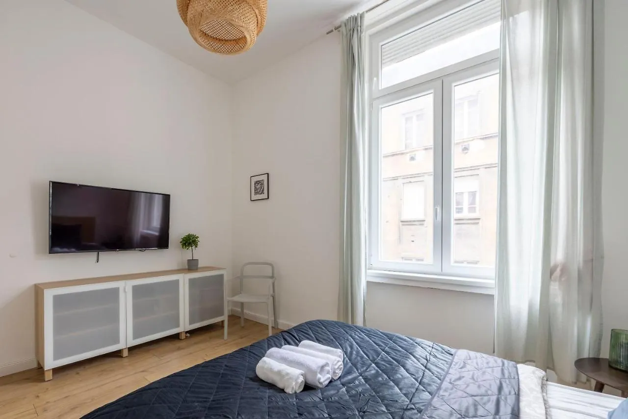 Central Grand Apartment With 5Bedrm 2Bathroom Budapest 0*,