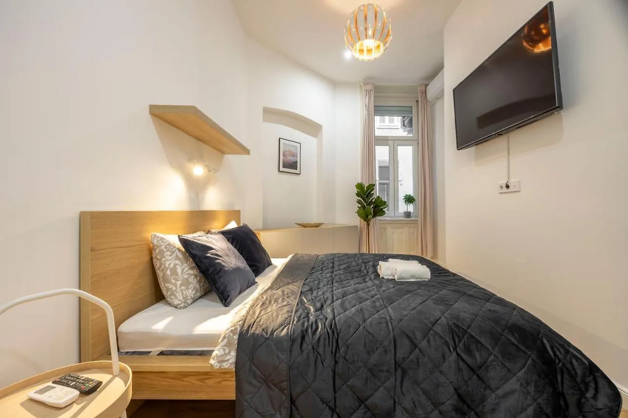 Central Grand Apartment With 5Bedrm 2Bathroom Budapest 0*,  Hungría