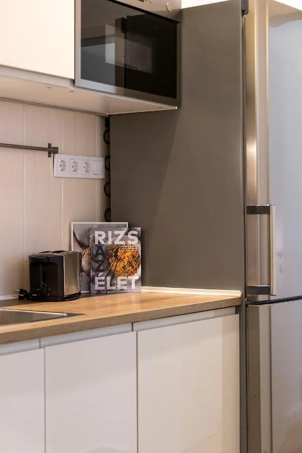 Central Grand Apartment With 5Bedrm 2Bathroom Budapest 0*,  Ungheria